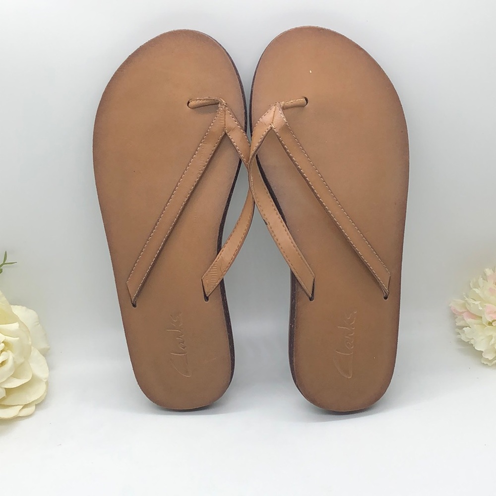 Clarks tan flip flop sandal